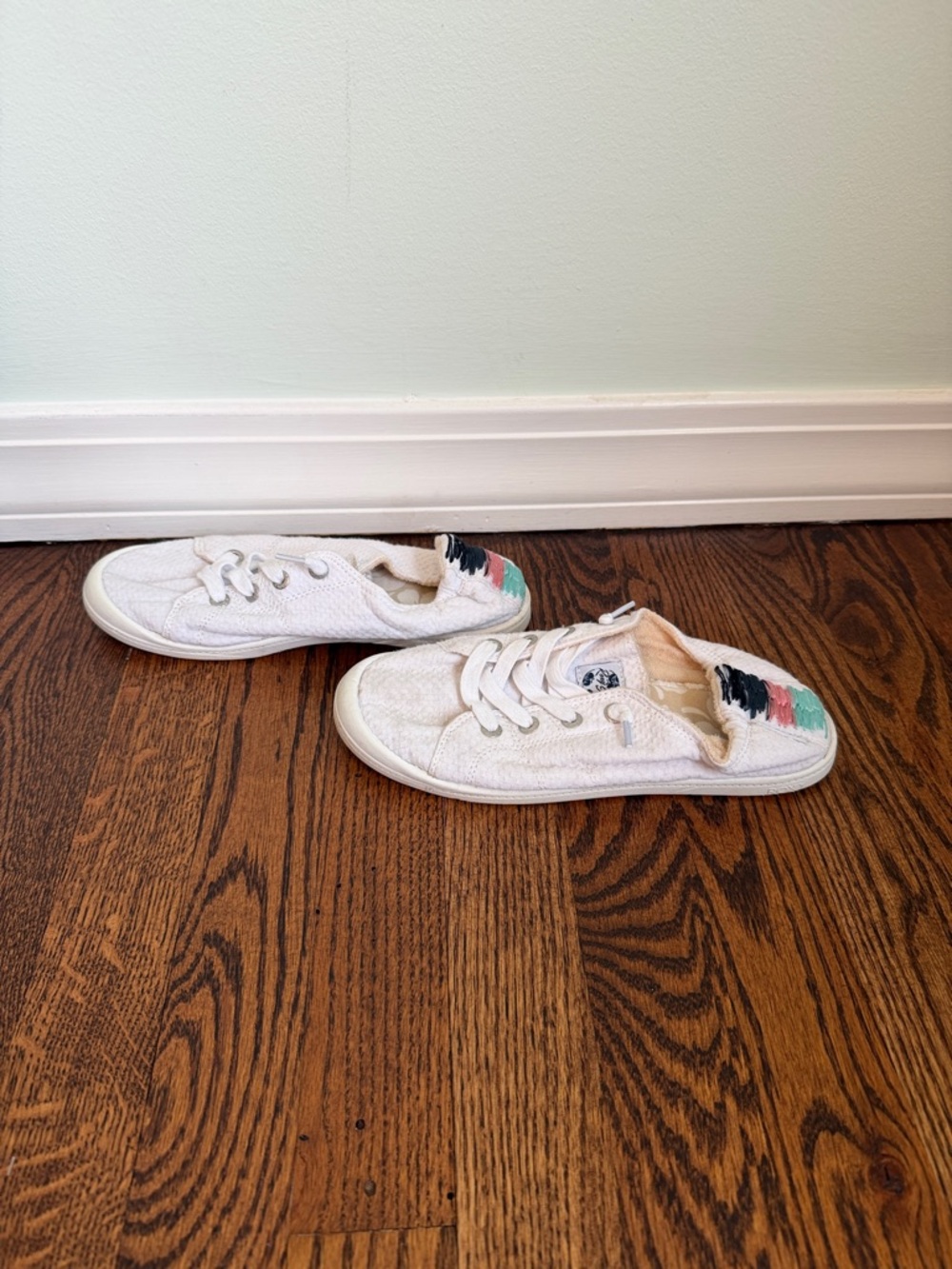 Roxy Women’s Size 8 White Canvas Sneakers with Pink & Teal Accent - Picture 2 of 9